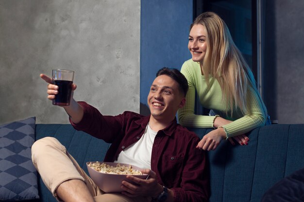 Foto grátis melhores amigos assistindo serviço de streaming juntos na sala de estar