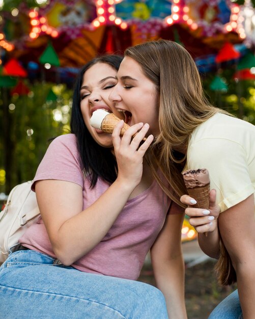 Melhores amigos comendo um sorvete juntos