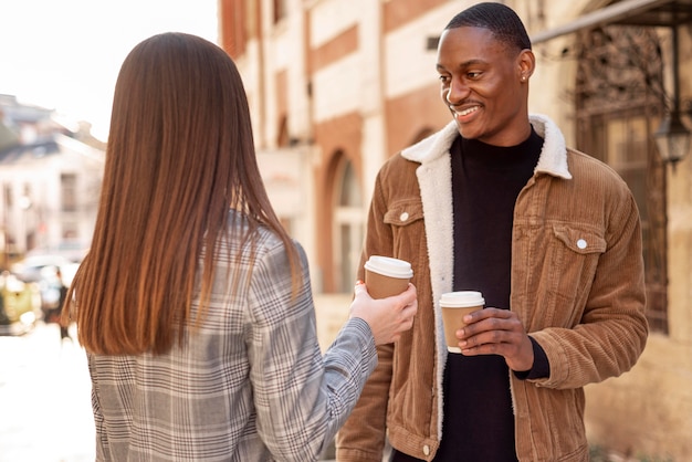 Melhores amigos curtindo uma xícara de café