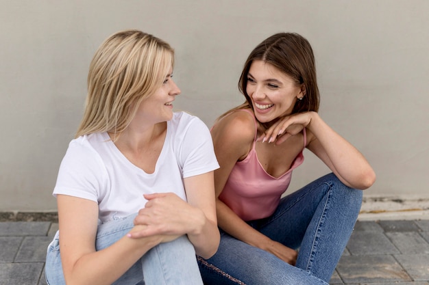 Melhores amigos de alto ângulo conversando