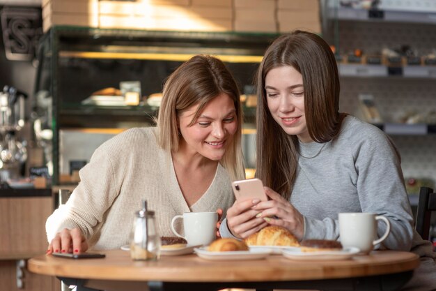 Melhores amigos desfrutando de uma refeição deliciosa em um bar