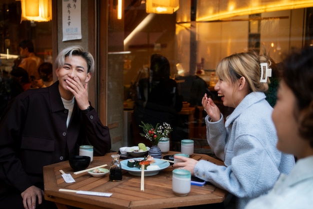 Melhores amigos em um restaurante