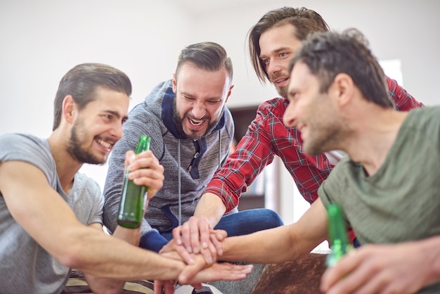 Melhores amigos juntando as mãos