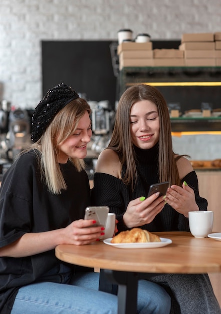 Melhores amigos passando um tempo juntos com um bom café