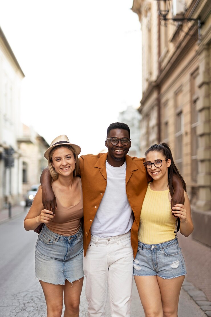 Foto grátis melhores amigos passando um tempo juntos fora no verão