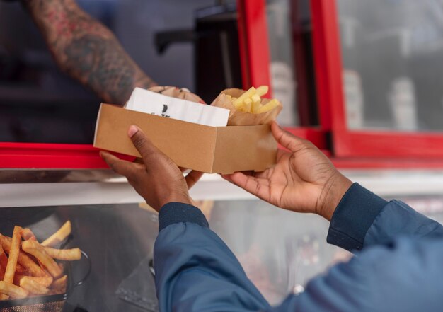 Melhores amigos pegando algo em um food truck