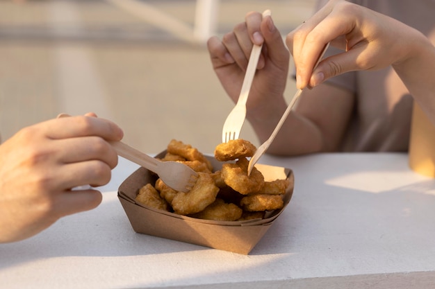 Foto grátis melhores amigos pegando comida de rua