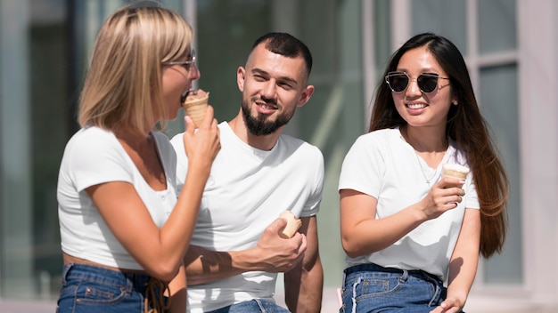 Melhores amigos saindo juntos enquanto tomam sorvete