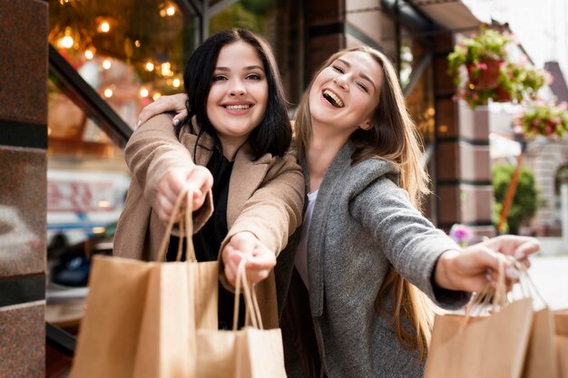 Melhores amigos sendo felizes depois de fazer compras