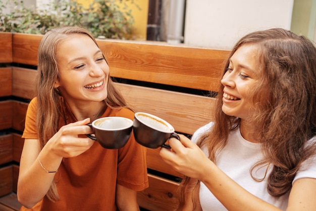 Melhores amigos tomando café juntos