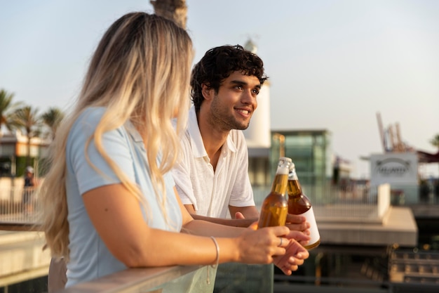 Melhores amigos tomando uma bebida juntos ao ar livre