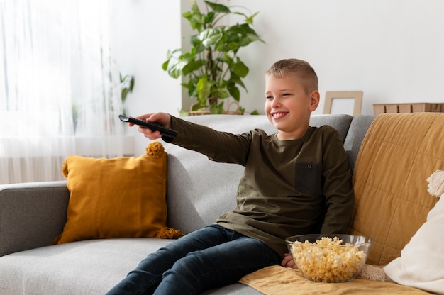 Foto grátis membro da família assistindo televisão