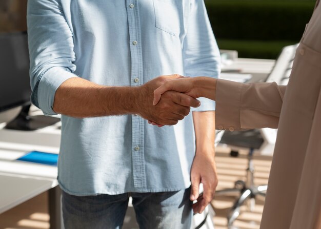 Membros dos sindicatos trabalhando juntos