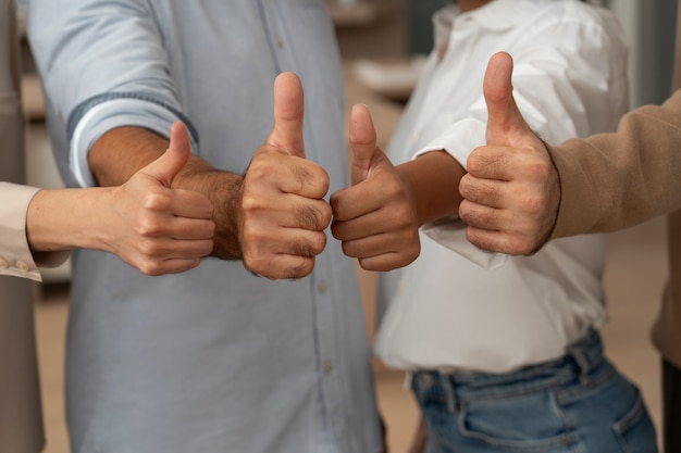 Membros dos sindicatos trabalhando juntos