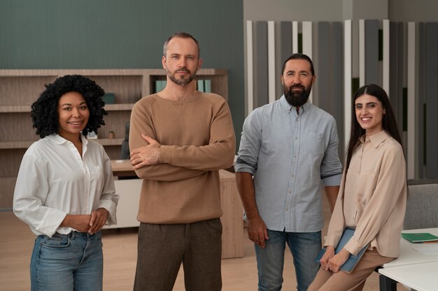 Membros dos sindicatos trabalhando juntos