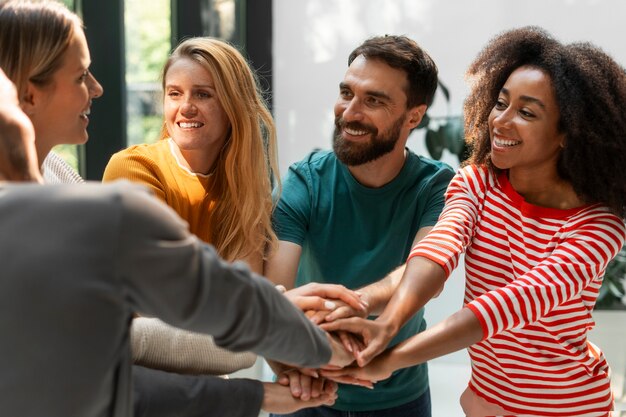 Membros dos sindicatos trabalhando juntos