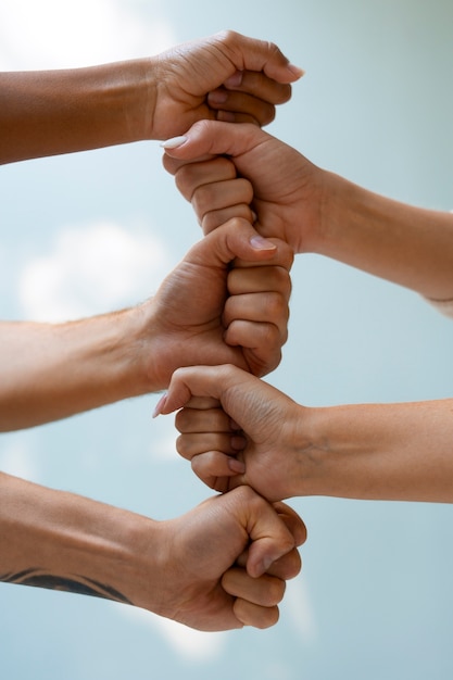Membros dos sindicatos trabalhando juntos