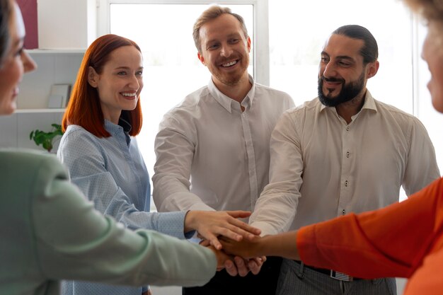 Membros dos sindicatos trabalhando juntos