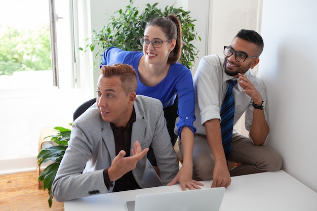 Membros positivos da equipe distraídos da discussão sobre o trabalho