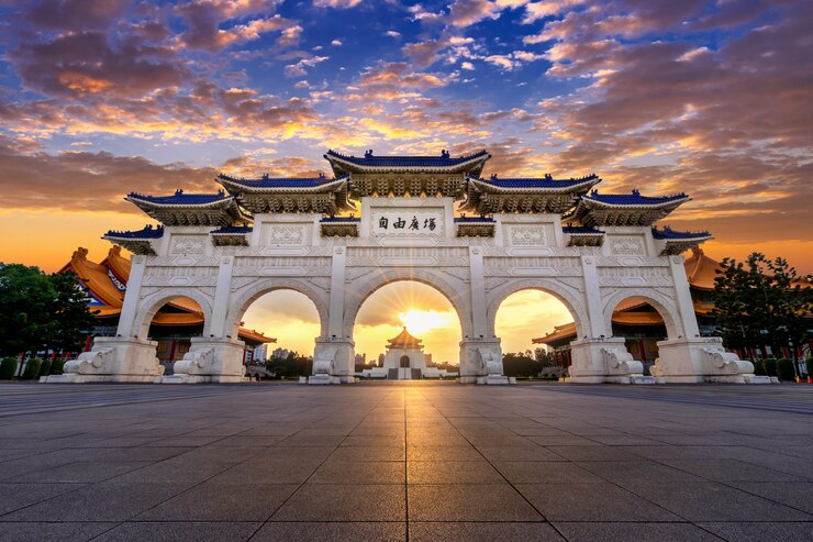 Foto grátis memorial de chiang kai shek à noite em taipei, taiwan. tradução: "praça da liberdade".