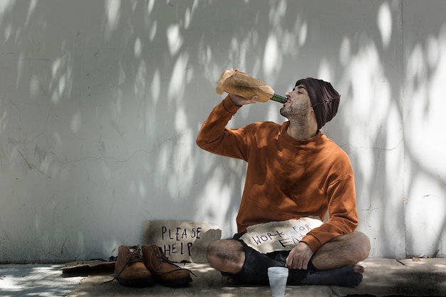 Mendigo bebendo bebida alcoólica