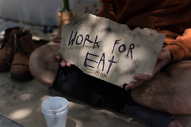 Foto grátis mendigo com trabalho para comer sinal