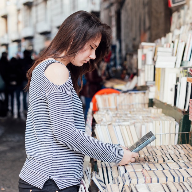 Menina à procura de livros antigos