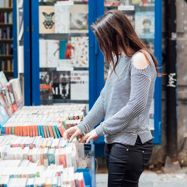 Foto grátis menina à procura de livros antigos