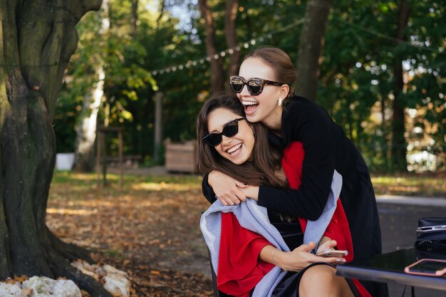 Menina abraçando a amiga dela. Retrato Duas namoradas no parque.