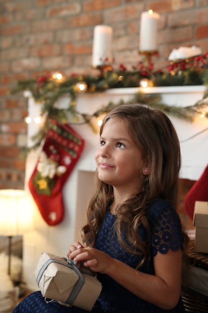 Foto grátis menina abrindo caixa de presente de natal