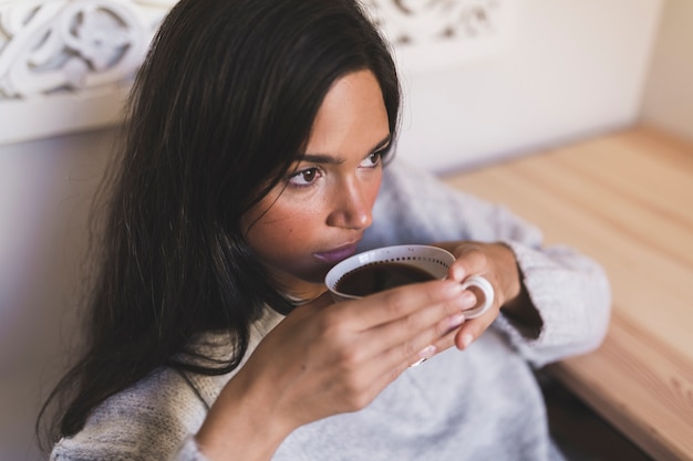 Menina adolescente, café bebendo, de, copo