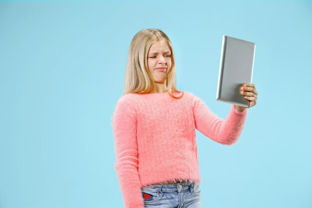 Menina adolescente com laptop. Amo o conceito de computador. Retrato feminino atraente com metade do corpo
