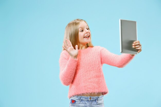 Menina adolescente com laptop.