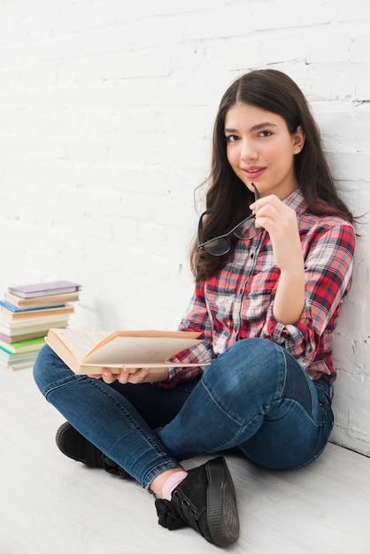 Menina adolescente, com, livro