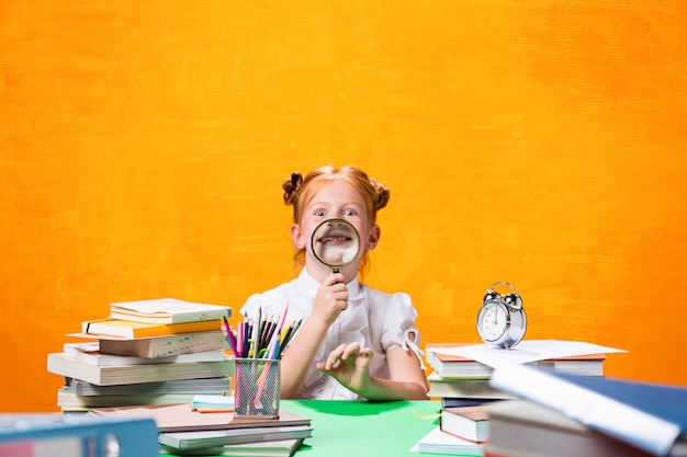 Foto grátis menina adolescente com muitos livros