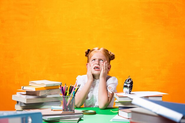 Menina adolescente com muitos livros