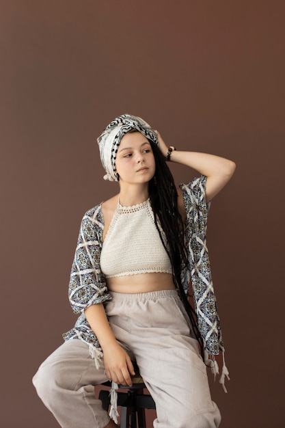 Menina adolescente com roupas hippie e dreadlocks