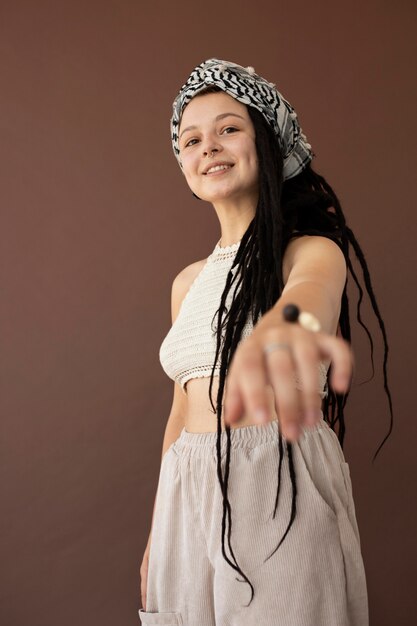 Menina adolescente com roupas hippie e dreadlocks