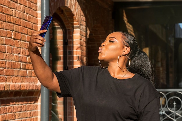 Menina adolescente de lado tirando uma selfie