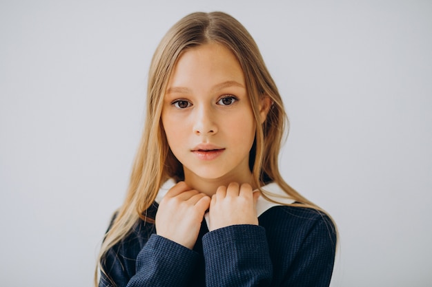 Menina adolescente em uniforme escolar