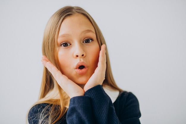 Foto grátis menina adolescente em uniforme escolar