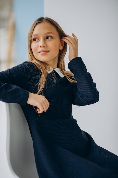 Menina adolescente em uniforme escolar