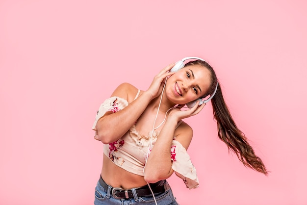 Menina adolescente, escutar música, e, sacudindo, cabelo longo