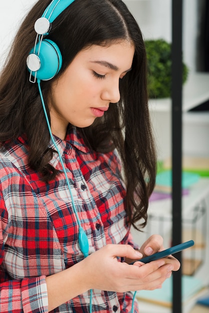 Foto grátis menina adolescente, escutar música