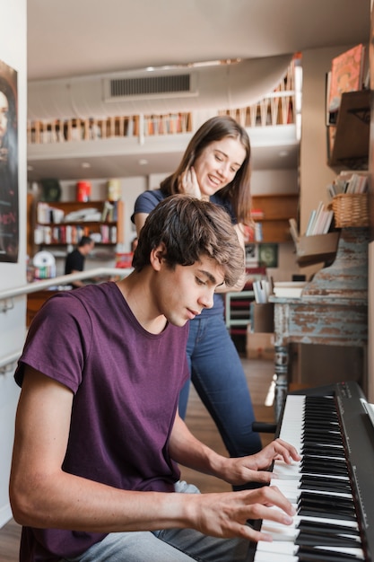 Menina adolescente, escutar, para, namorado, piano jogo