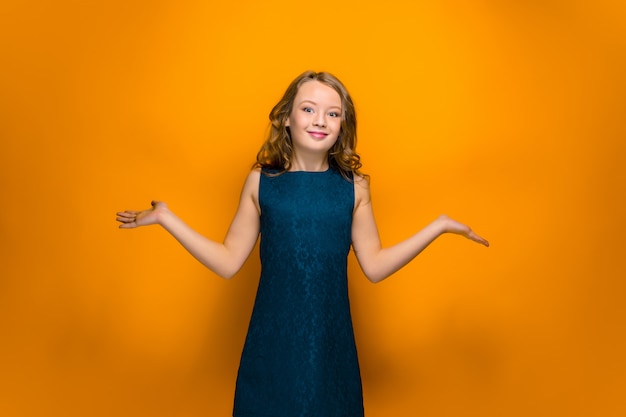 Foto grátis menina adolescente feliz