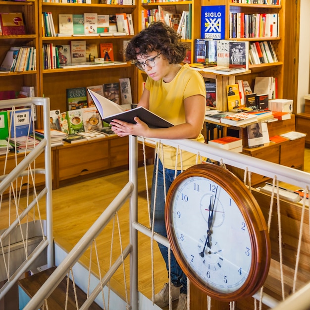 Foto grátis menina adolescente, leitura, perto, relógio