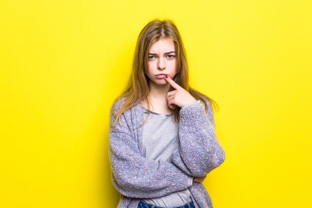 Menina adolescente ofendida isolada