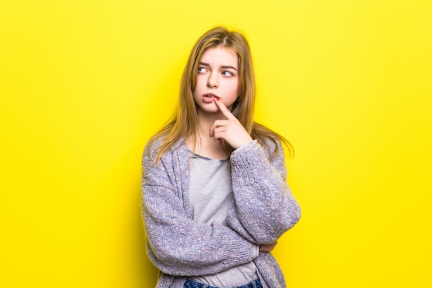 Menina adolescente ofendida isolada