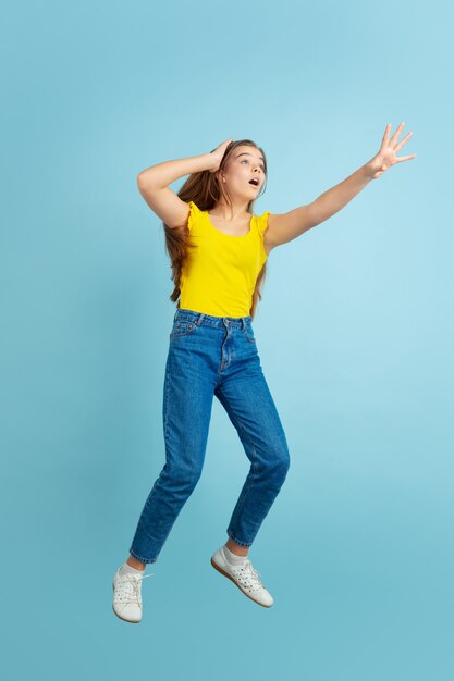 Menina adolescente pulando